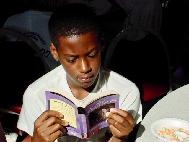 A young Stephon Dingle reading at Bridges Baltimore in summer 2002